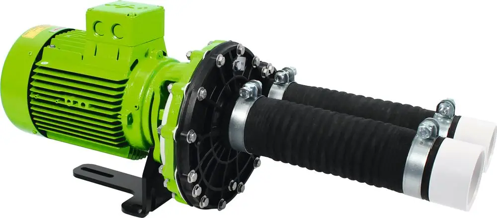 Pumpenbausatz von Grünbeck mit grünem Motor, zwei schwarzen Schläuchen und montierbarem Halter. Geräteelemente zur Schaffung von Druck für Flüssigkeiten.